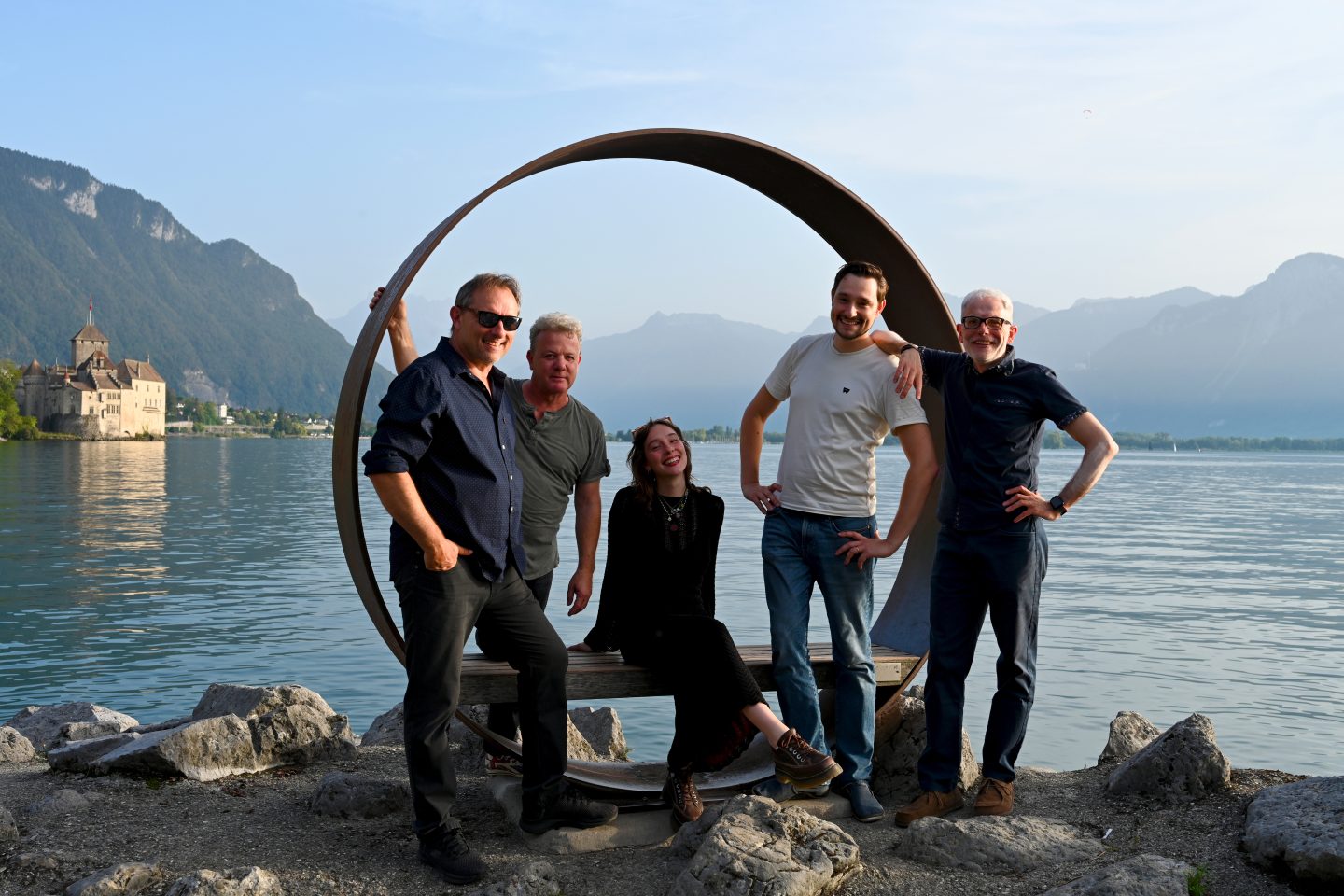 Les cinq membres de Shameless au bord du Léman, devant le château de Chillon